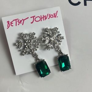 Betsey Johnson Christmas Drop Earrings 3/4”X1 1/2” NWT green emerald color